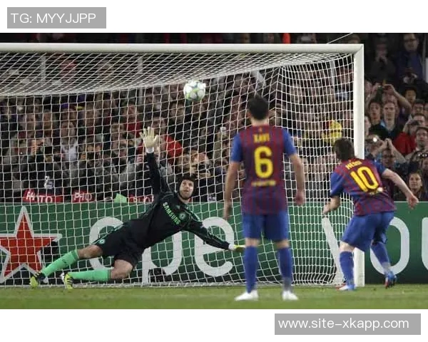 切尔西球迷高呼阿布名字举起BlueCoOut旗帜表达不满情绪