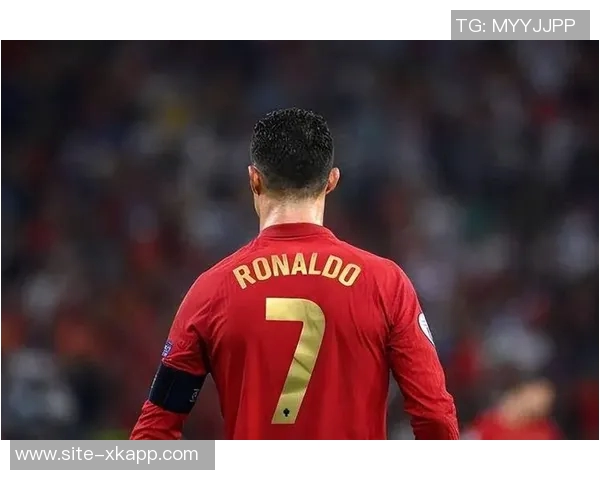 葡萄牙球员内维斯等在巴黎夺七冠国家队发海报庆祝辉煌成就